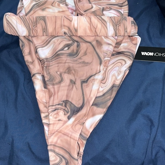 Fashion nova partying in Miami one piece swimsuit set - Picture 4 of 6